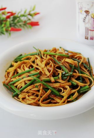 辣酱炒豆腐皮的做法