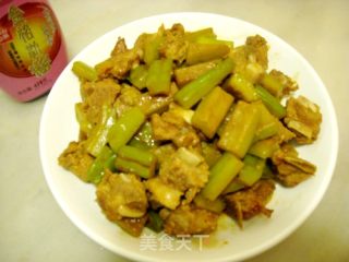 金格勒酱排骨焖苦瓜的做法