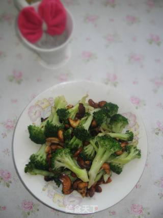 西兰花炒腰果的做法