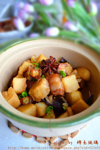 五花肉炖土豆的做法