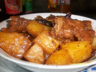 土豆炖排骨的做法