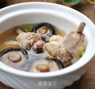 香菇炖鸡根的做法