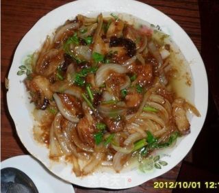 五香肉炒洋葱的做法