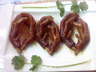 麻辣卤鸭掌的做法