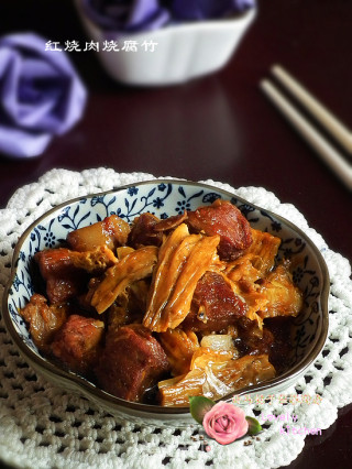 醇香谗人，色泽红亮的红烧肉烧腐竹的做法