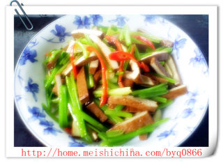 芹菜炒香干的做法