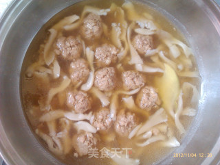 蘑菇肉圆汤的做法