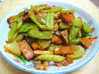 家常菜————芹菜香干炒肉的做法