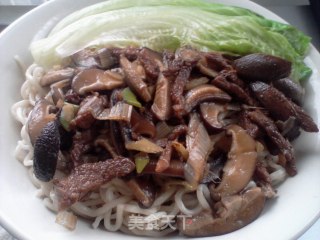 香菇肉丝捞面的做法