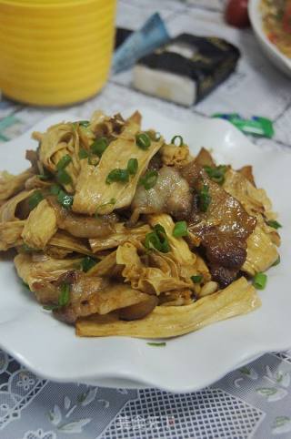猪头肉烧腐竹的做法