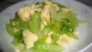 西芹炒鸡蛋的做法