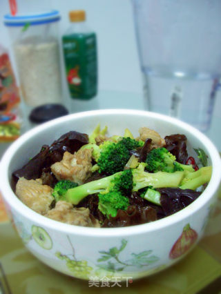 西兰花炒排骨的做法