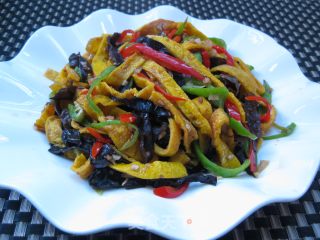 美味快捷宴客菜——蛋皮炒木耳的做法