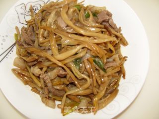 五花肉炒黄花的做法