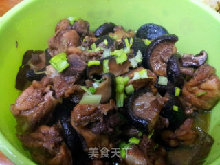 香菇炖鸡~（香菇黄焖鸡~~~）的做法