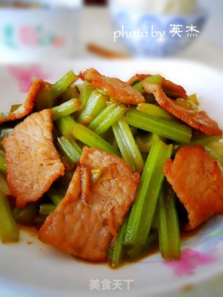 芹菜炒肉的做法