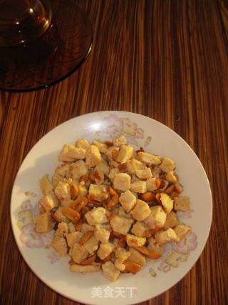麻辣花生炒鸡丁的做法