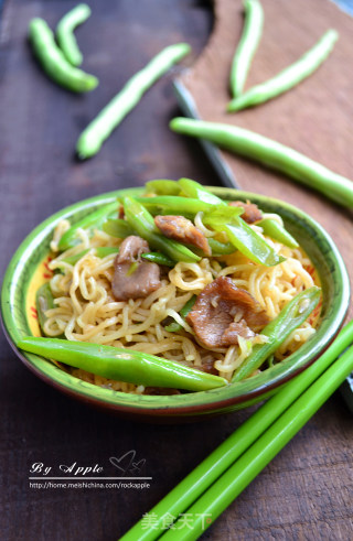 【滑肉豆角炒速食面】的做法