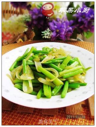 洋葱炒芹菜的做法