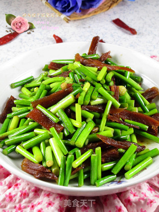 腊肉条炒蒜薹的做法