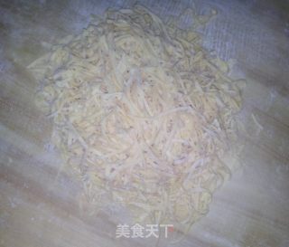 鸡蛋手擀面条的做法
