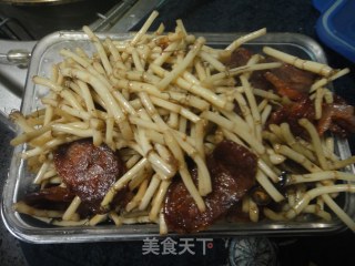 侧耳根炒香肠的做法