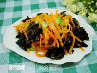 辅助降压小菜——胡萝卜炒木耳的做法