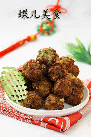 团团圆圆青萝卜猪肉粉条炸丸子【蝶儿惹火年菜】的做法