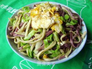 鸡蛋炒彩色面条