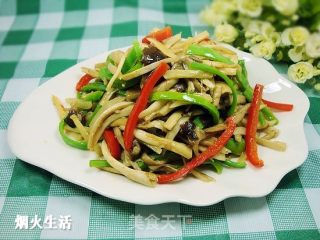 双椒炒茶树菇的做法