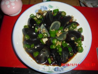 青椒拌皮蛋的做法
