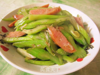 西芹炒香肠的做法