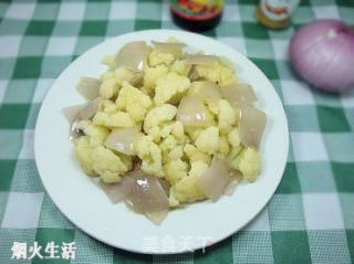 清爽的保健小菜——洋葱炒花菜