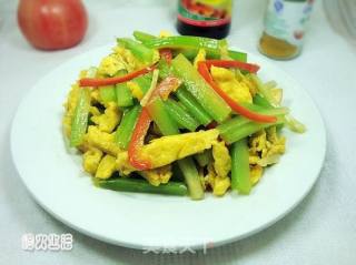 芹菜炒鸡蛋的做法