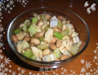 茶香花生藕的做法