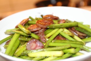 家常菜之蒜苔炒腊肠的做法
