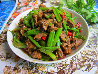 香芹炒牛肉的做法