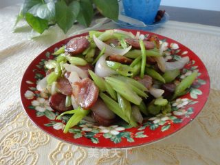 腊肠炒芹菜的做法
