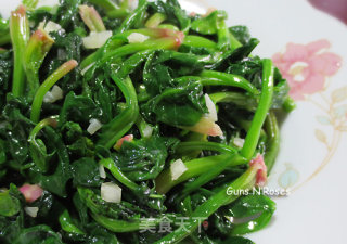 红嘴绿鹦哥——蒜泥菠菜的做法