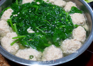 豌豆苗圆子汤的做法