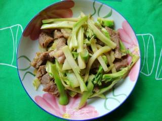 西兰花菜根炒肉的做法