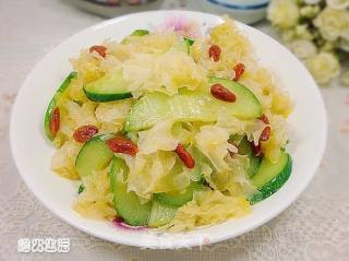 银耳枸杞炒黄瓜的做法