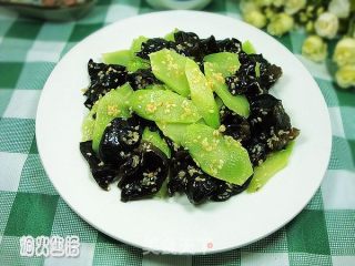 芝麻木耳炒青笋的做法