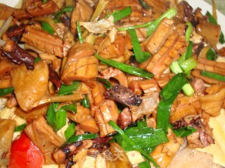 粉丝鱿鱼+腊肉焖豆角干的做法