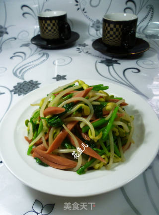 香芹牛肉肠炒黄豆芽的做法