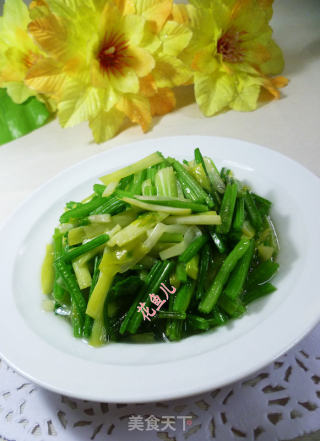 韭菜芽炒香芹的做法