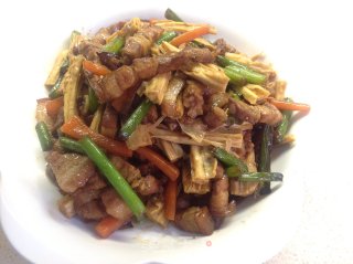 肉炒腐竹蒜台的做法