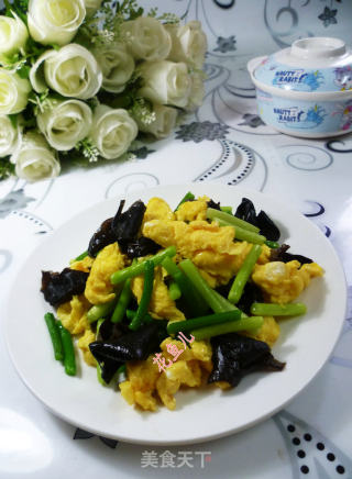 蒜薹黑木耳炒鸡蛋的做法