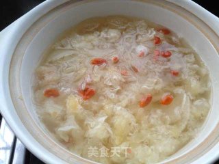 枸杞银耳雪梨煲的做法