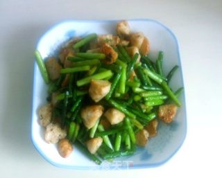 墨鱼丸炒蒜苔的做法